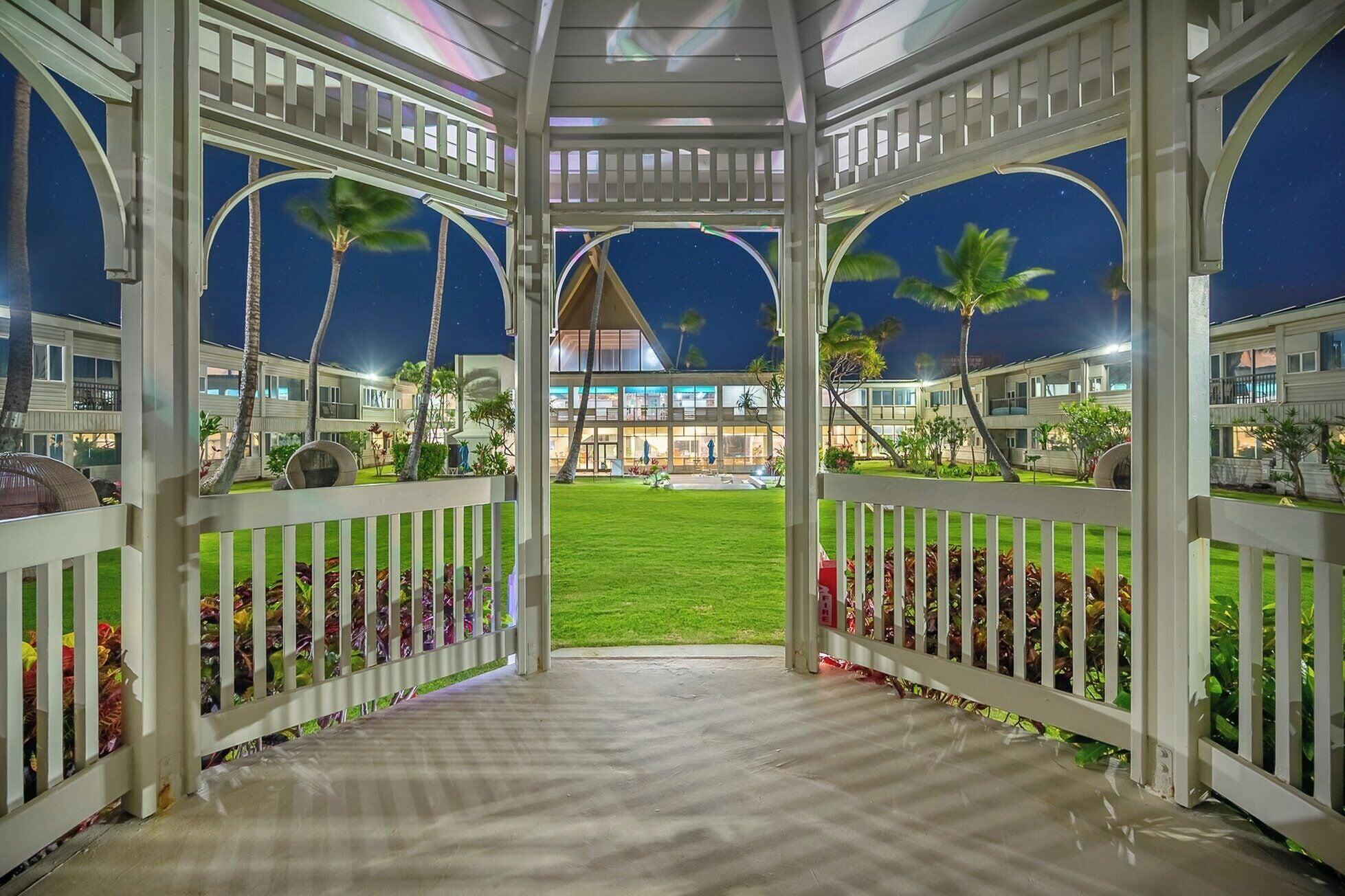 Maui Beach Hotel - photo 26
