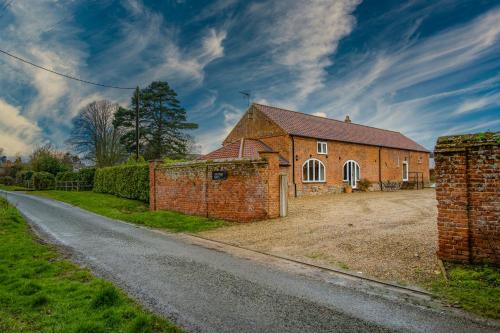 Chestnut Barn North Norfolk with Private Hot Tub & Close To Beaches in Norwich, United Kingdom