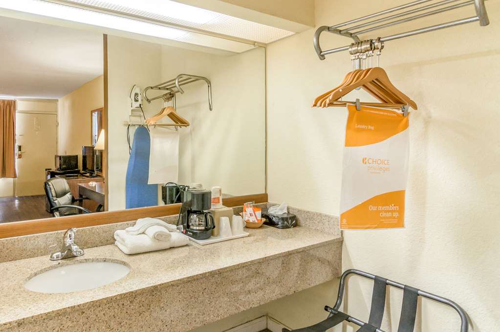 Econo Lodge Andalusia - photo 12