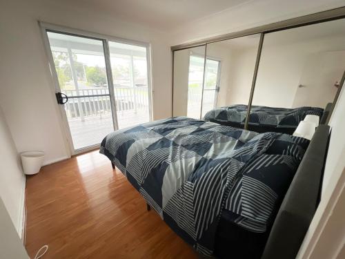 Queen Room in with Balcony and Swimming Pool SW5 — hotel in Wentworthville