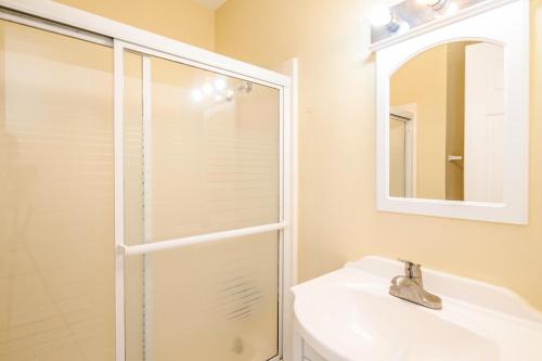 Absolute Beach by Oak Island Accommodations - photo 24
