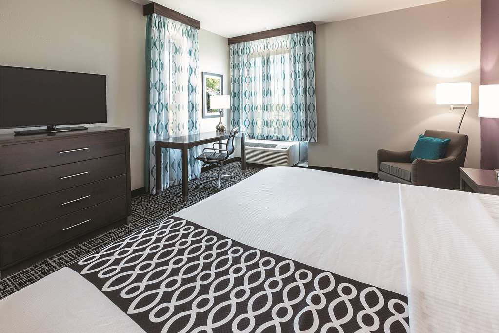 La Quinta Inn & Suites by Wyndham Terre Haute - photo 21