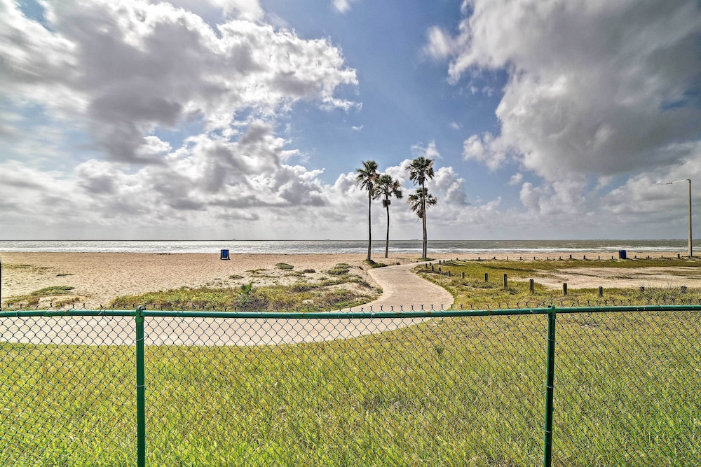 Oceanfront Corpus Christi Condo: Resort Perks - photo 26