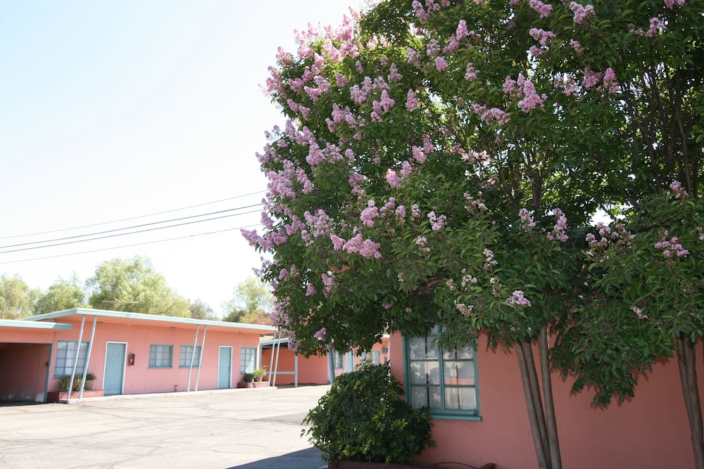 The New Star Motel with Studio Kitchens: 1950s Extended Stay Lodging and Retreat Center - photo 73