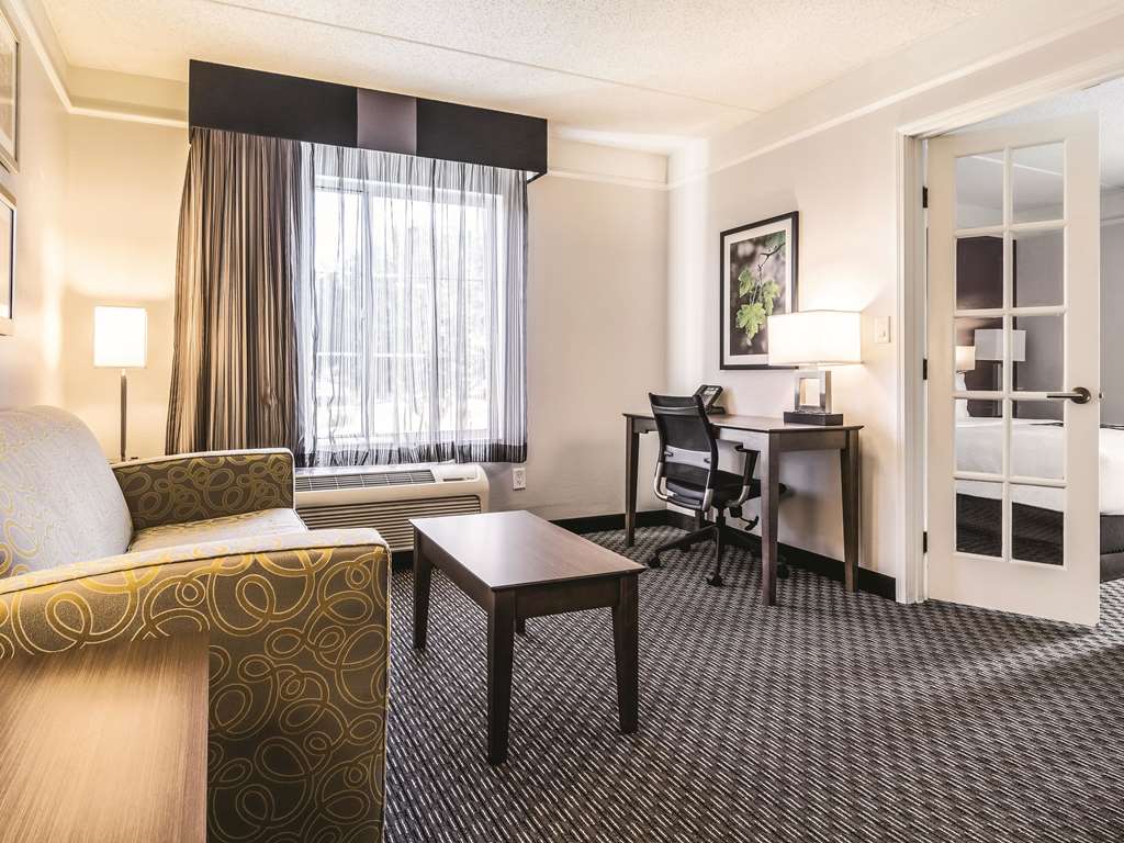 La Quinta Inn & Suites by Wyndham Alexandria Airport - photo 30