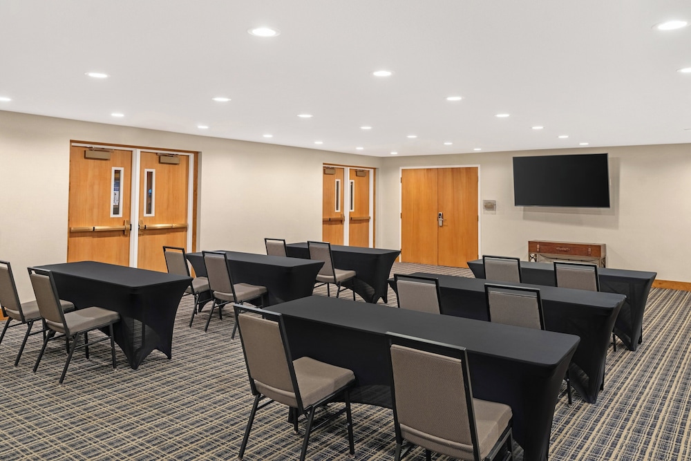 Holiday Inn Express & Suites Hayward by IHG - photo 87