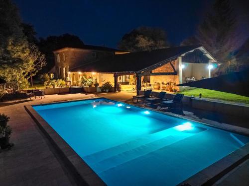 Les Bons Amis - carbon neutral hotel in Fronsac