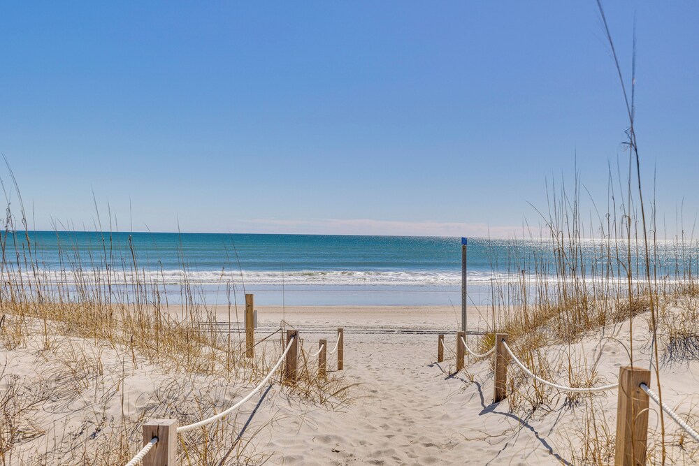 Ocean view Apt in Emerald Isle Walk to Beaches — 4-Star Luxury Hotel in Emerald Isle, United States