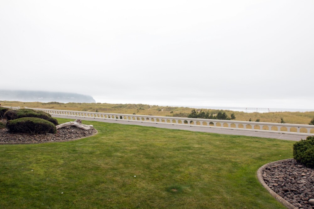 Hi Tide Oceanfront Inn - photo 53