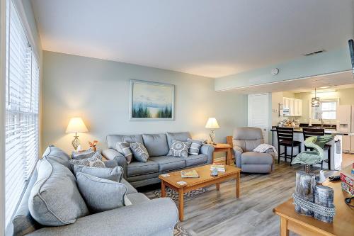 Almost Heaven: Dog friendly corner townhome with deck & patio in Atlantic Beach, United States