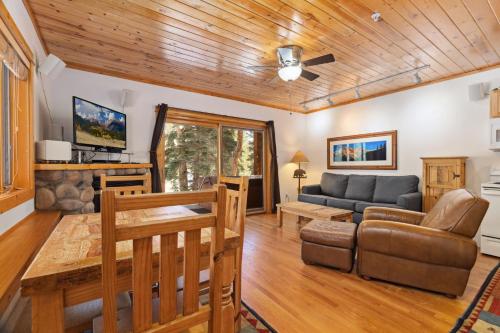 Bugle Pointe B14 by Estes Park Condos — 4-Star Luxury Hotel in Estes Park, United States