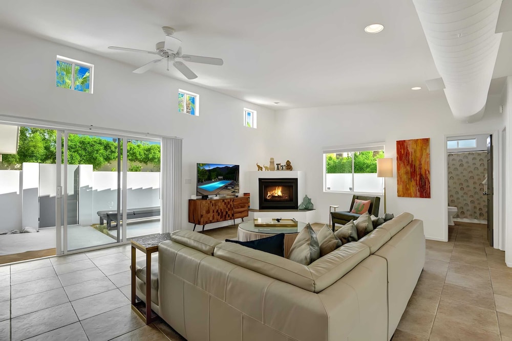 Modern Oasis w Pool Patio Lounge Mountain Views Palo Verde by AvantStay - photo 7