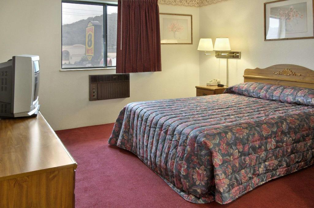 Super 8 by Wyndham Butler - photo 12