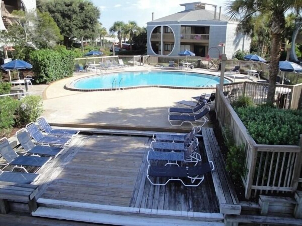 Hibiscus Oceanfront Resort - photo 25