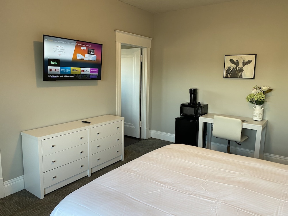 Twin Lakes Creamery Grill & Inn - photo 5