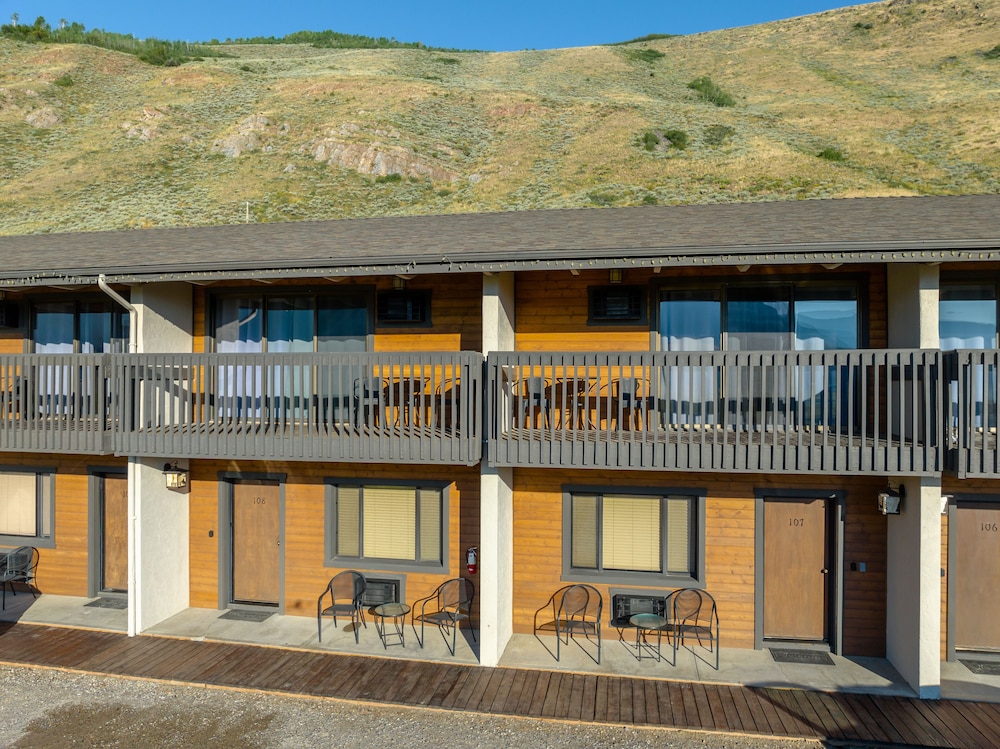 Elk Refuge Inn - photo 54