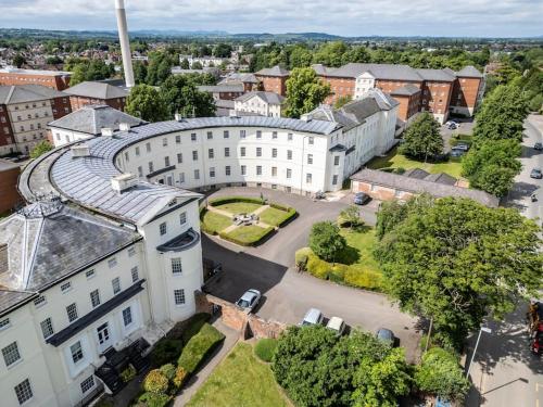Regency Style Marvel Apartment 1 Bedroom Apartment in Gloucester with Parking — 4-Star Luxury Hotel in Gloucester, United Kingdom