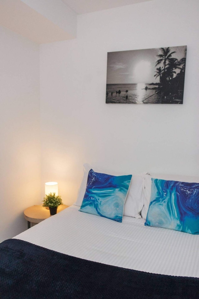 Beautiful 2BR APT With Balcony Pool and Gym — 4-Star Luxury Hotel in Port Melbourne, Australia