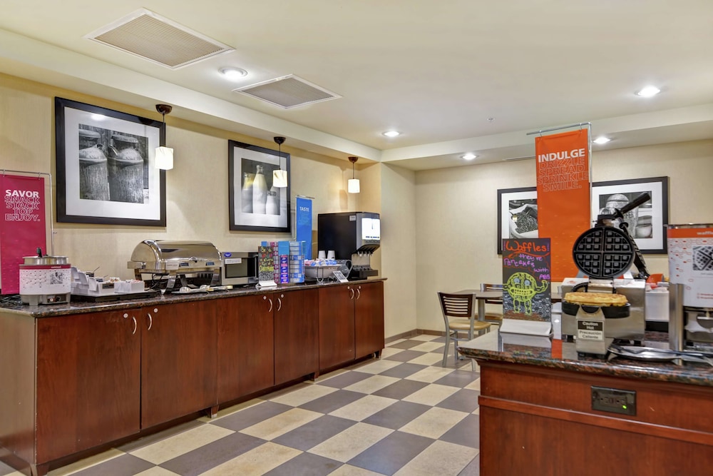 Hampton Inn & Suites Peoria at Grand Prairie IL - photo 32