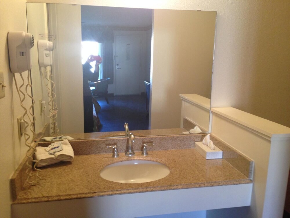 Granbury Inn & Suites - photo 13