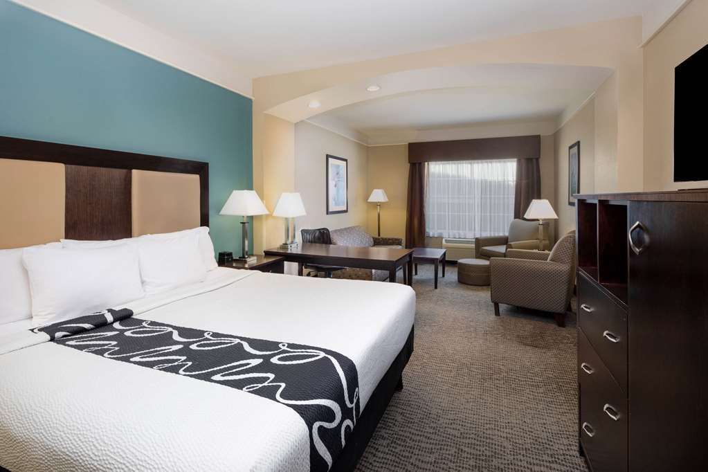 La Quinta Inn & Suites by Wyndham Savannah Airport Pooler - photo 9