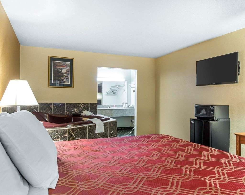 Econo Lodge Dalton West - photo 13