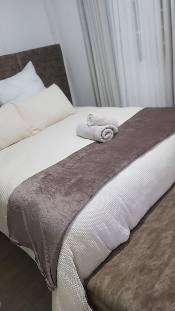 Two Bed Nyanga Lakeside Cottage 2298 22308080 — Nyanga