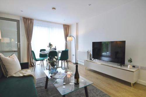 Modern 2 Bedroom Apartment Steps from Vauxhall St — 4-Star Luxury Hotel in London, United Kingdom