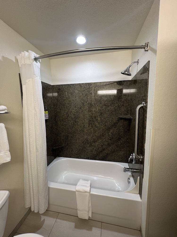 Holiday Inn Express & Suites Omaha I 80 by IHG - photo 13