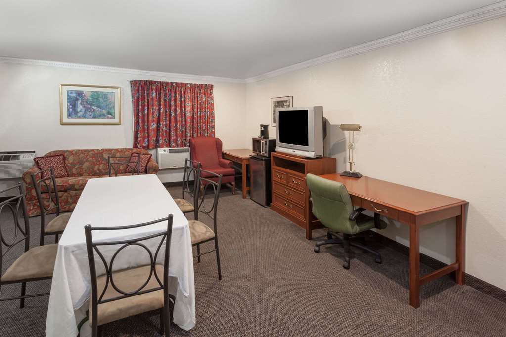 Super 8 by Wyndham Merrillville - photo 35