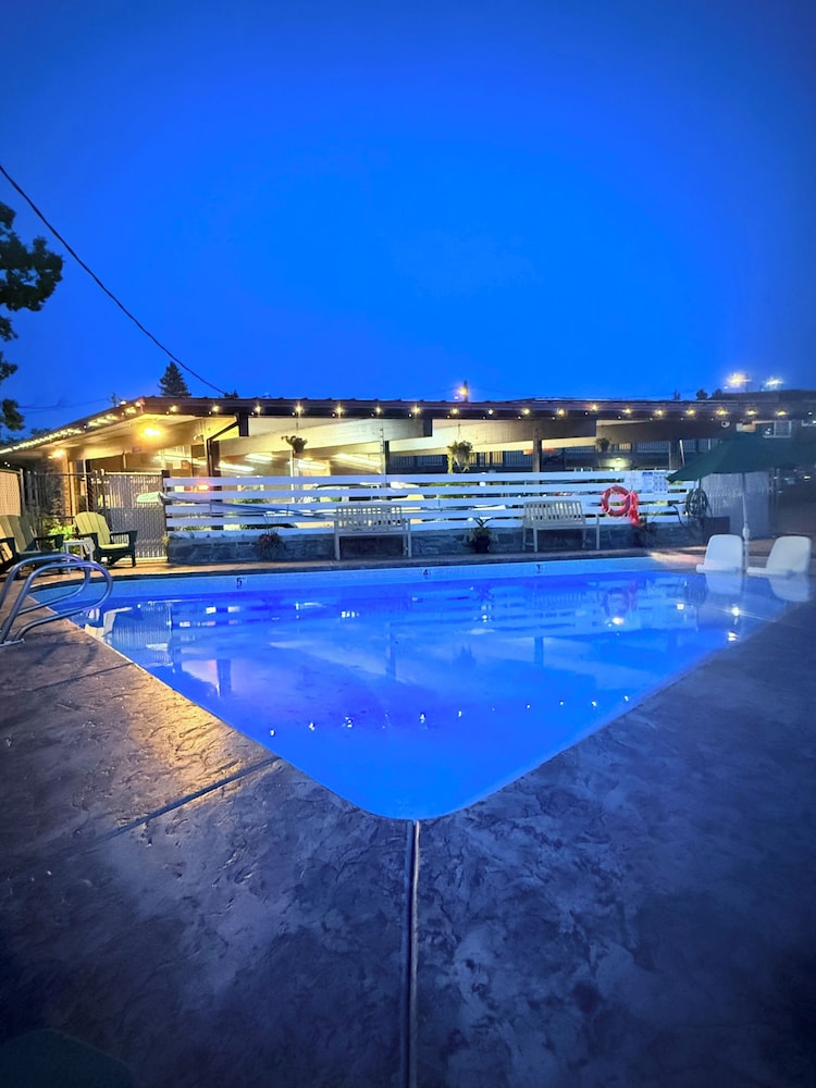 Timbers INN and Suites in Ashland, United States