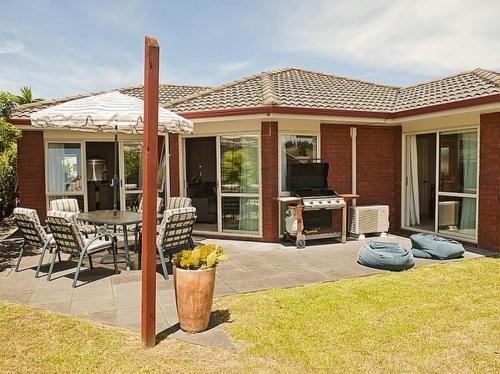 Bliss by the Beach Whangamata Holiday Home — 4-Star Luxury Hotel in Whangamata, New Zealand