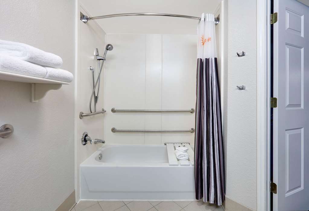La Quinta Inn & Suites by Wyndham Dallas North Central - photo 15