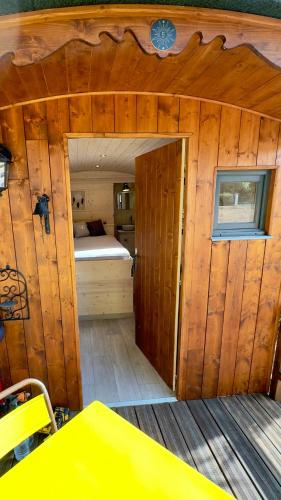 Superbe Roulotte de charme in Bagnols-En-Foret, France