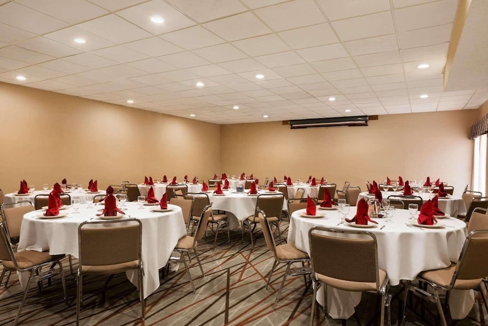 Radisson Hotel Akron Fairlawn - photo 25