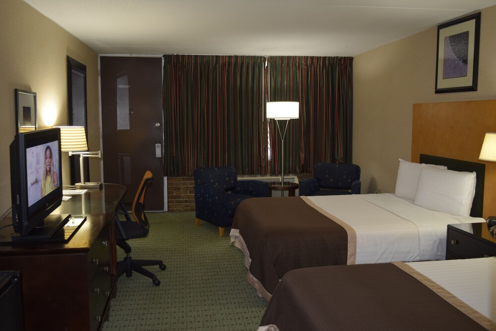 Landmark Inn Hartsville - photo 11