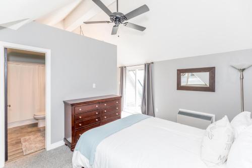 Blue Mountain Getaway at North Creek Resort King Bed in Collingwood, Canada