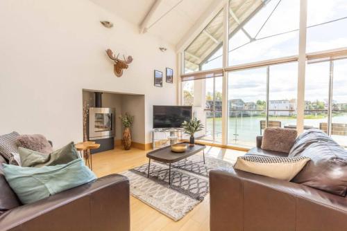 Oak Lodge HM7 HOT TUB Lakeside Spa Property — 4-Star Luxury Hotel in Cirencester, United Kingdom