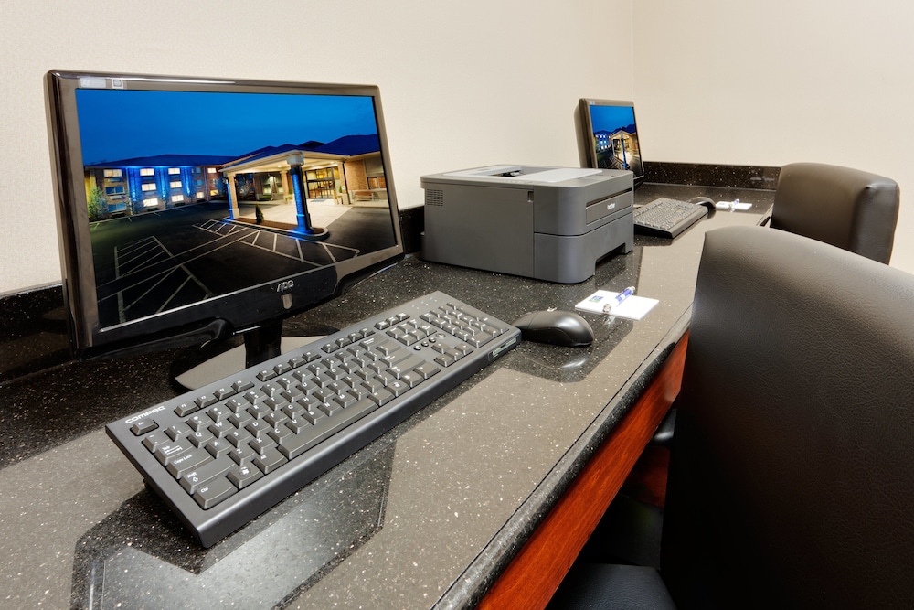 Holiday Inn Express and Suites by IHG - photo 16
