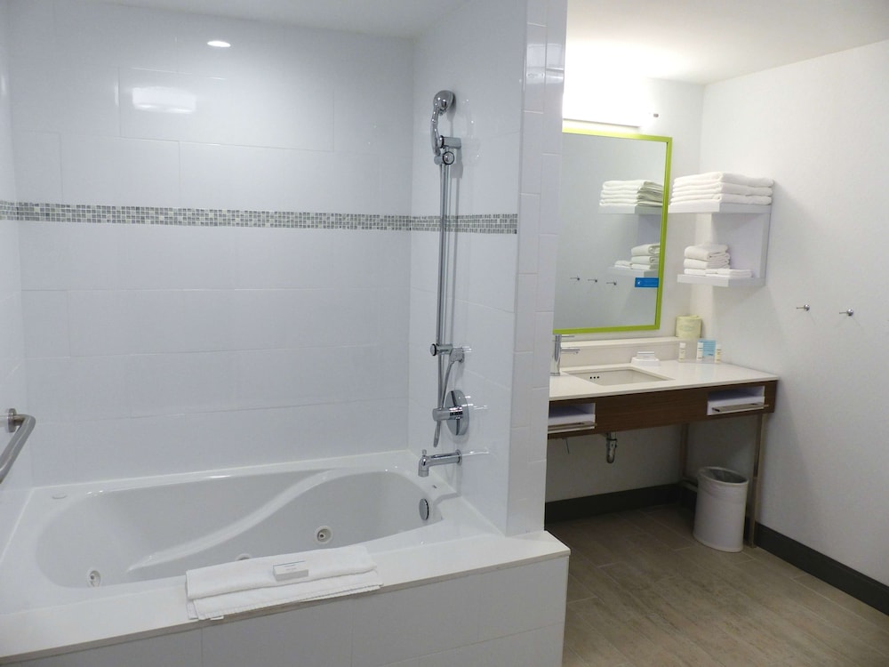 Hampton Inn Paramus - photo 23