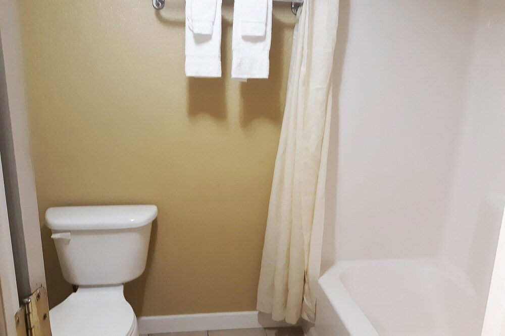 Woodridge Inn and Suites - photo 30