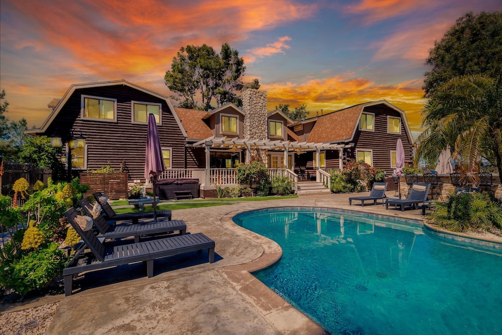 Chateau Syrah by Avantstay Picturesque Estate w Pool Hot Tub Pool Table Table Tennis New Pickleball Court Basketball Hoop in Temecula, United States