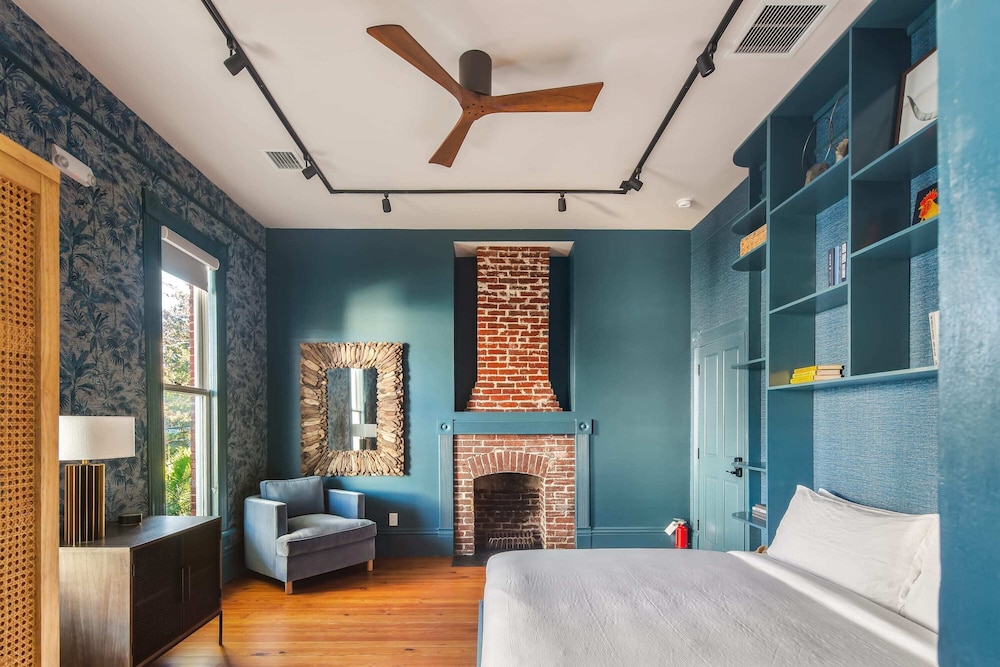 The Grand Maloney Hotel - photo 19