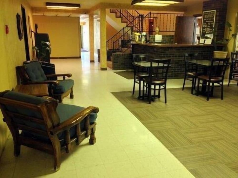 Cedar Inn - photo 4