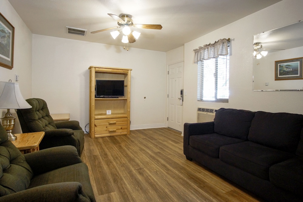 Green Gables Motel & Suites - photo 21