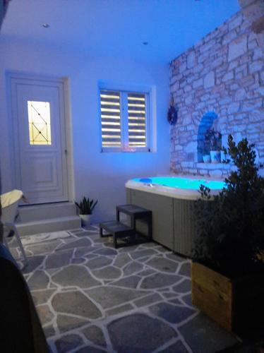 Flora Suite in Naoussa Paros — 4-Star Luxury Hotel in Naousa, Greece