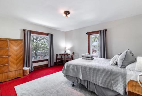 Walk to Downtown Kent 3 BR House w Patio & Yard — 4-Star Luxury Hotel in Kent, United States