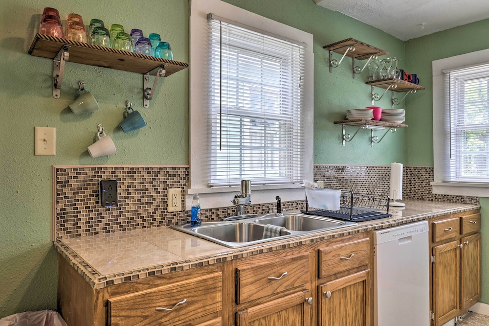 Cozy Gulfport Home Walk to Beach Marina and Casino - photo 3