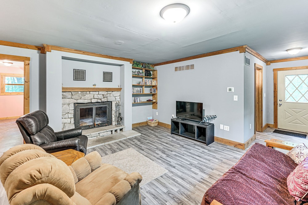 10 Mi to Notre Dame: Family Retreat in Granger — hotel in Granger