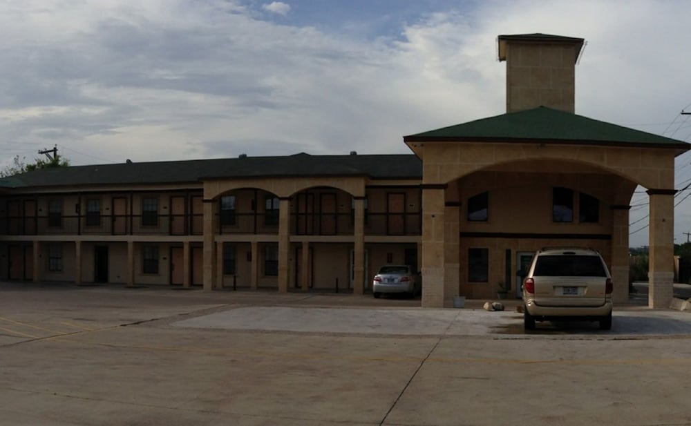 Pinn Road Inn and Suites - photo 29